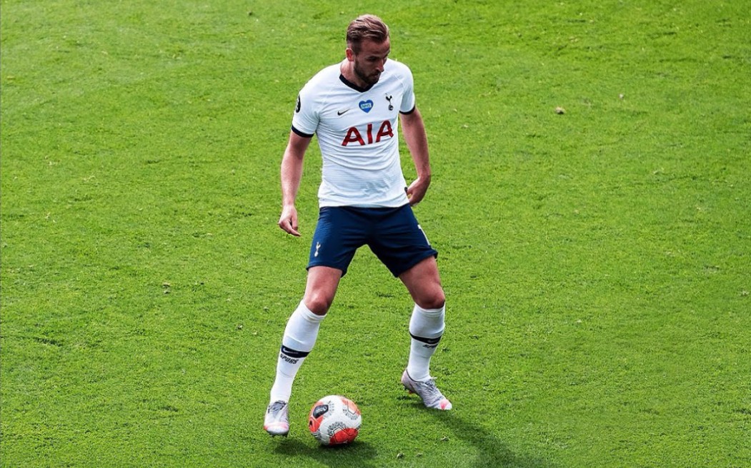 韩媒：黄喜灿坐轮椅现身韩国机场，他的伤情很不乐观